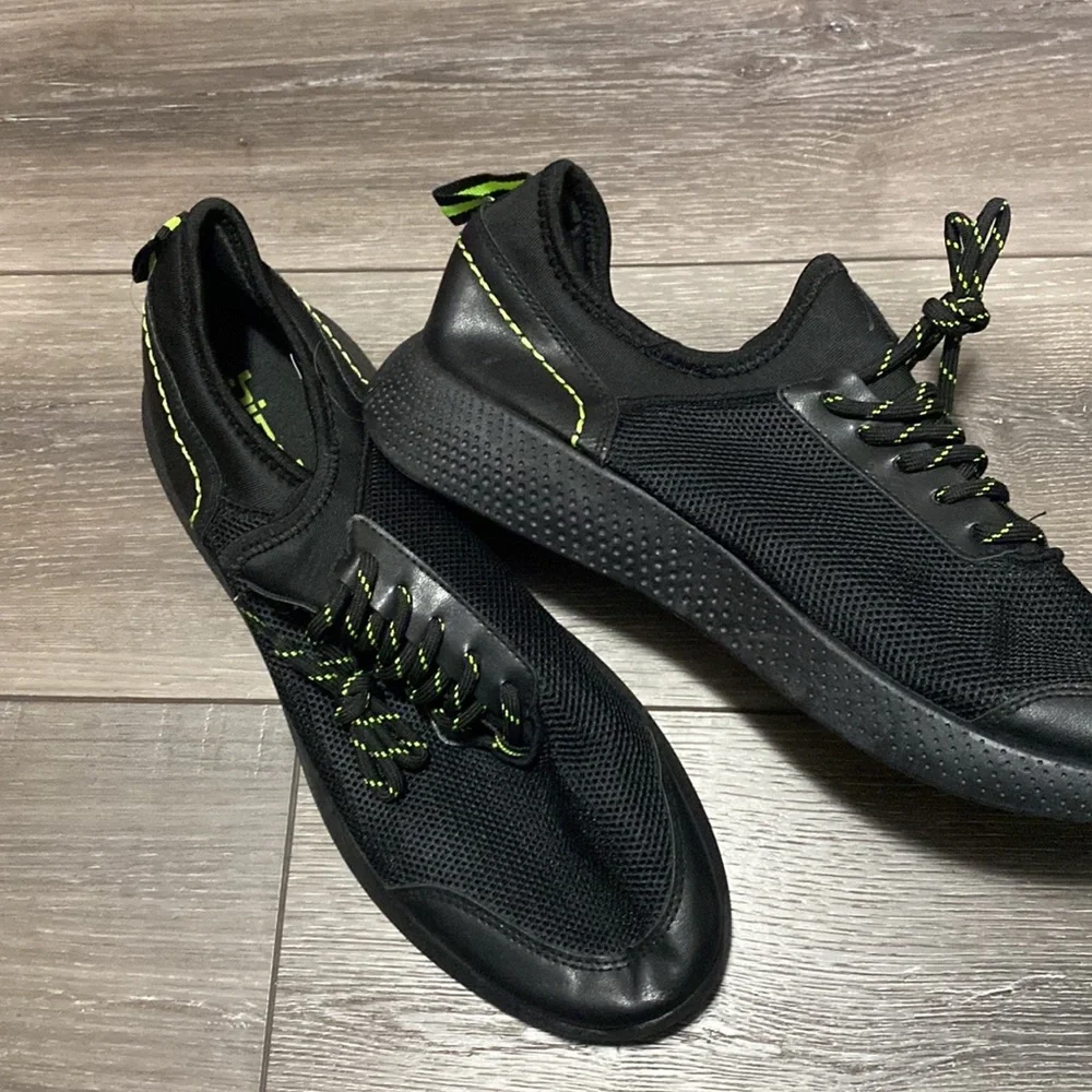 NWOT!‎ Hind Black and Green Men's Athletic Shoes